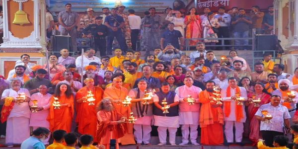 राष्ट्रीय अध्यक्ष नितिन नबीन ऋषिकेश स्थित परमार्थ निकेतन में गंगा आरती में सहभाग करते हुए। राष्ट्रीय अध्यक्ष नितिन नबीन ऋषिकेश स्थित परमार्थ निकेतन में गंगा आरती में सहभाग करते हुए।