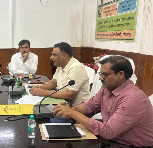 कलेक्ट्रेट सभागार में मजिस्ट्रेटों एवं केंद्र व्यवस्थापकों के साथ बैठक करते डीएम पवन कुमार गंगवार व अन्य।