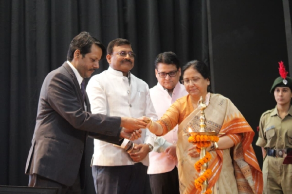सम्मेलन का शुभारंभ करते अतिथि।