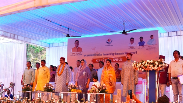 एकेश्वर के पणखेत में बहुउद्देशीय शिविर का आयोजन करते कैबिनेट मंत्री सतपाल महाराज