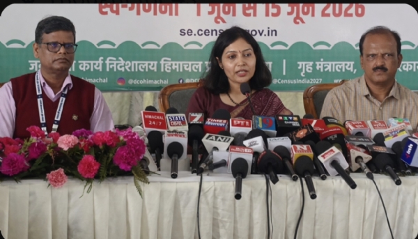प्रेस वार्ता करती जनगणना निदेशक प्रेस वार्ता करती जनगणना निदेशक