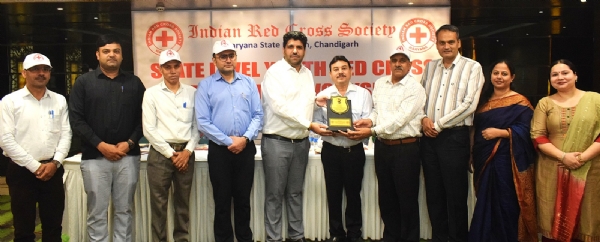 हरियाणा रेडक्रास के वाईस चेयरमैन कर्मचारियाें काे प्रशंसा पत्र देते हुए