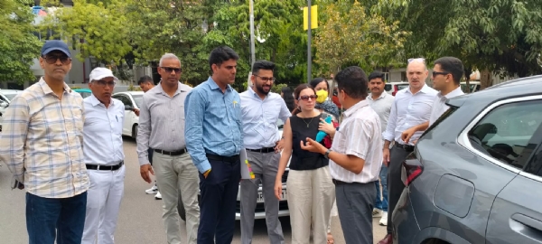 कचरा प्रबंधन स्थल का दौरा करते वर्ल्ड बैंक की टीम कचरा प्रबंधन स्थल का दौरा करते वर्ल्ड बैंक की टीम
