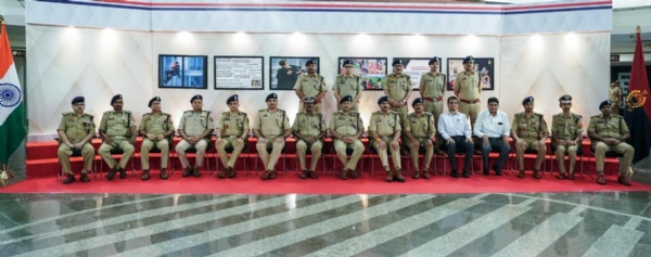 डीजीपी ने पुलिस अफसरों के साथ लिए फोटो