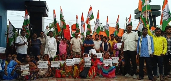 डीएम कार्यालय के समक्ष विरोध प्रदर्शन करते डीएम कार्यालय के समक्ष विरोध प्रदर्शन करते