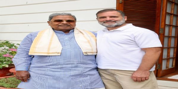 कांग्रेस नेता राहुल गांधी और सिद्दारमैया मौजूद। कांग्रेस नेता राहुल गांधी और सिद्दारमैया मौजूद।