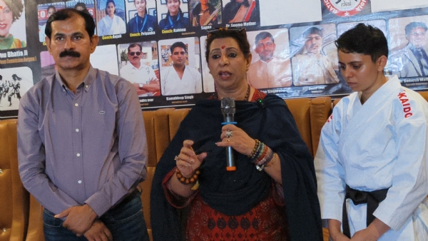 अभ्यासरत छात्राओं को संबोधित करते हुए रेणु भाटिया। अभ्यासरत छात्राओं को संबोधित करते हुए रेणु भाटिया।