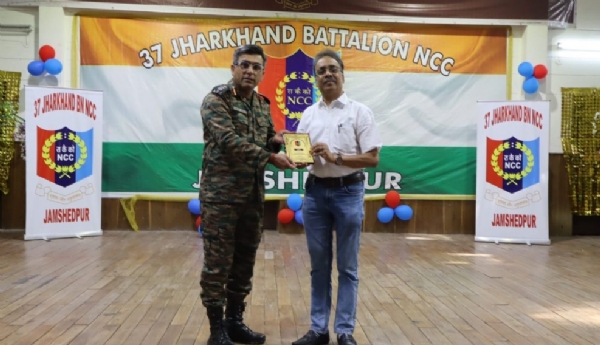 एनआईटी निदेशक गौतम सूत्रधार और कमांडेंट विनय आहूजा द्वारा कैडेट्स को सम्मानित