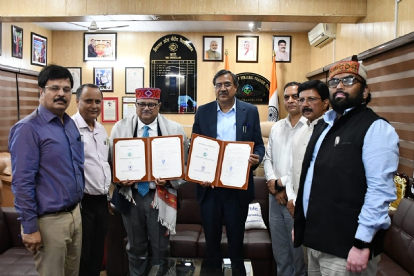 एमओयू पर हस्ताक्षर करने के बाद कुलपति।