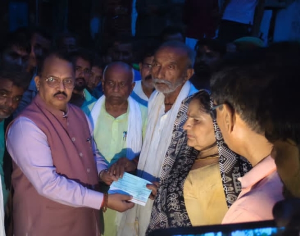 मृतकों के परिजनों को आर्थिक सहायता की चेक देते राज्यसभा सांसद मृतकों के परिजनों को आर्थिक सहायता की चेक देते राज्यसभा सांसद