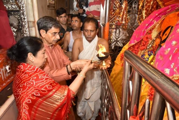 राज्यपाल और उनकी पत्नी के मुख्य मंदिर में