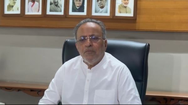 वन एवं पर्यावरण मंत्री अर्जुन मोढवाडिया ने गांधीनगर में मीडिया को संबोधित करते हुए