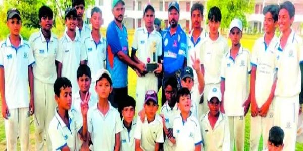 अंडर-12 क्रिकेट टूर्नामेंट के लीग मैच में आरएसडी ब्लू की टीम। अंडर-12 क्रिकेट टूर्नामेंट के लीग मैच में आरएसडी ब्लू की टीम।