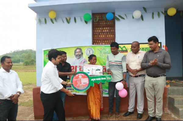 नव निर्मित भवन का उद्घाटन करते विधायक जगत माझी और चाभी सौंपते उपायुक्त मनीष कुमार,भाषण देते