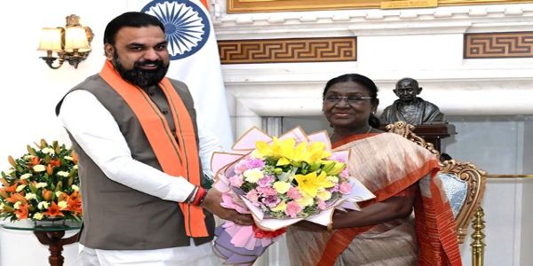 बिहार के मुख्यमंत्री सम्राट चौधरी शुक्रवार को राष्ट्रपति द्रौपदी मुर्मु के साथ