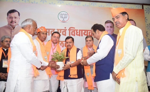 भारतीय जनता पार्टी (भाजपा) के राष्ट्रीय अध्यक्ष नितिन नबीन को विधायक पौधा भेंट करते बैठक में। भारतीय जनता पार्टी (भाजपा) के राष्ट्रीय अध्यक्ष नितिन नबीन को विधायक पौधा भेंट करते बैठक में।