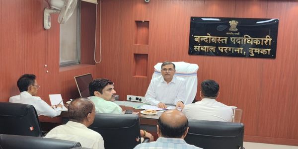 आयुक्त ने किया भू-सर्वेक्षण और बंदोबस्त कार्यालय का औचक निरीक्षण