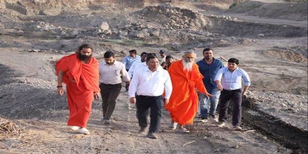 इंदौरः आशापुरा में विकसित हो रही विशाल गौशाला, कलेक्टर ने किया निरीक्षण