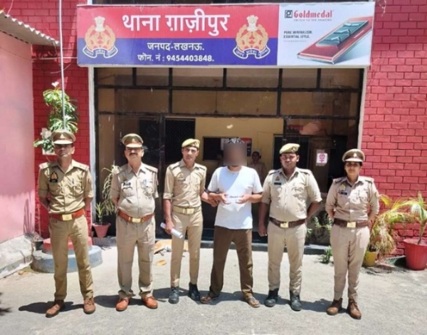 पकड़ा गया आरोपित संग पुलिस टीम पकड़ा गया आरोपित संग पुलिस टीम