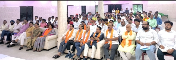 बैठक को संबोधित करते हुए प्रदेश उपाध्यक्ष सह पूर्व सांसद आभा महतो बैठक को संबोधित करते हुए प्रदेश उपाध्यक्ष सह पूर्व सांसद आभा महतो
