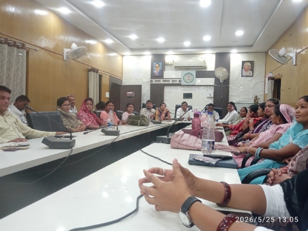 कार्यालय में बैठक में बैठे हुए सरपंच संघ के सदस्य। कार्यालय में बैठक में बैठे हुए सरपंच संघ के सदस्य।
