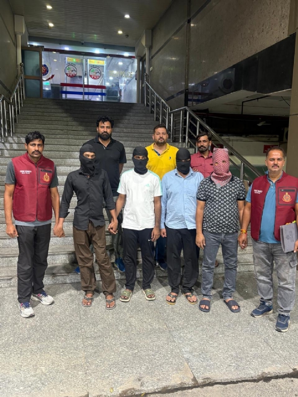 आईपीएल मैचों में मोबाइल उड़ाने वाले आरोपितों की फोटो आईपीएल मैचों में मोबाइल उड़ाने वाले आरोपितों की फोटो