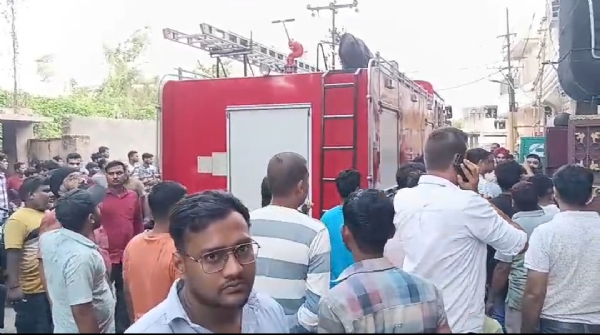 आग बुझते फायरमैन, पुलिस कर्मी, फैक्ट्री से धुआं आग बुझते फायरमैन, पुलिस कर्मी, फैक्ट्री से धुआं