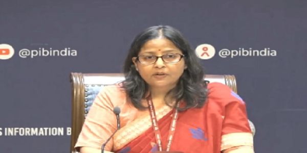 अंतर-मंत्रालयी प्रेसवार्ता को संबोधित करते पेट्रोलियम मंत्रालय की संयुक्त सचिव सुजाता शर्मा अंतर-मंत्रालयी प्रेसवार्ता को संबोधित करते पेट्रोलियम मंत्रालय की संयुक्त सचिव सुजाता शर्मा