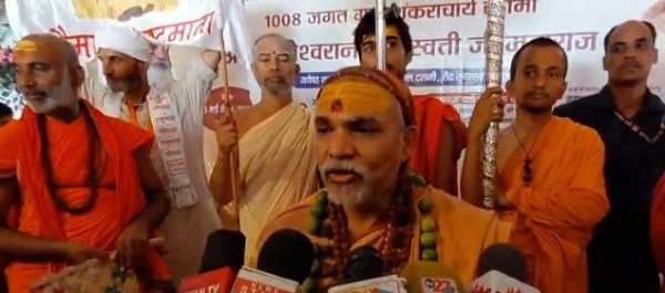 पत्रकारों से वार्ता करते हुए