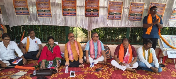 ईस्ट कोस्ट रेलवे मजदूर संघ का रेल बोर्ड की ‘पोस्ट सरेंडर नीति’ के खिलाफ प्रदर्शन ईस्ट कोस्ट रेलवे मजदूर संघ का रेल बोर्ड की ‘पोस्ट सरेंडर नीति’ के खिलाफ प्रदर्शन