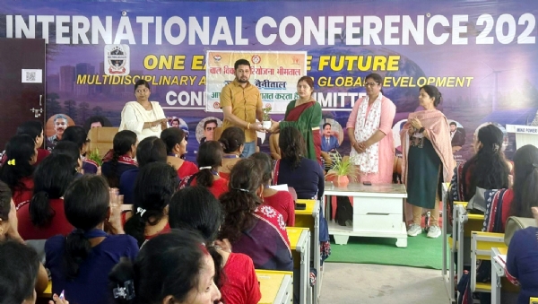 कार्यक्रम में बाल संरक्षण आयोग के सदस्य का अभिनंदन करते विभागीय अधिकारी।