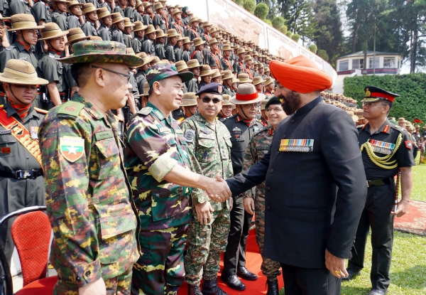 असम रेजिमेंट के 7वें बैच की पासिंग आउट परेड के दौरान विदेशी सैन्य अधिकारियों का परिचय प्राप्त करते उत्तराखंड के राज्यपाल ले. जनरल गुरमीत सिंह।
