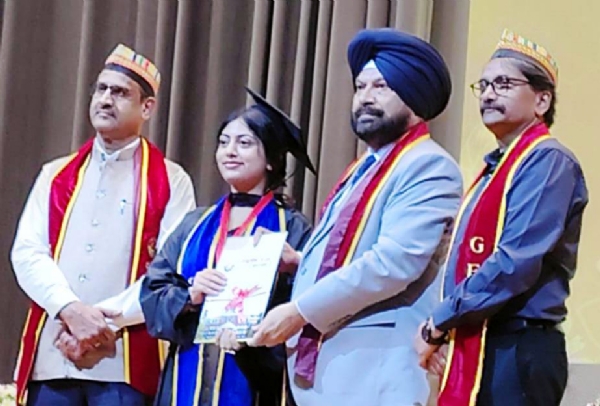 ग्राफिक एरा विश्वविद्यालय से स्वर्ण पदक प्राप्त कर साक्षी चौधरी। ग्राफिक एरा विश्वविद्यालय से स्वर्ण पदक प्राप्त कर साक्षी चौधरी।