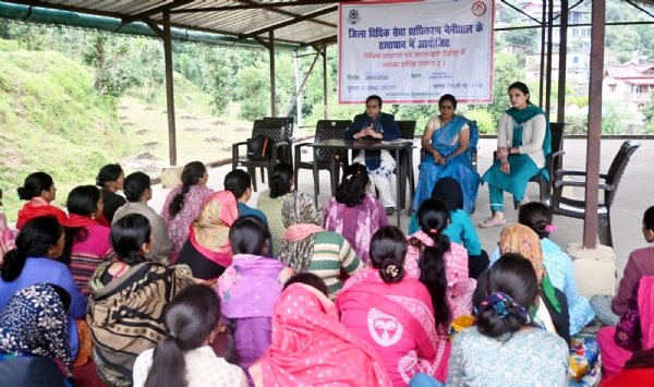 विधिक साक्षरता शिविर में उपस्थित न्यायिक अधिकारी, जनप्रतिनिधि एवं ग्रामीण। विधिक साक्षरता शिविर में उपस्थित न्यायिक अधिकारी, जनप्रतिनिधि एवं ग्रामीण।