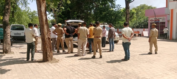 चील्ह थाने पर पुलिस हिरासत में खड़ी वाहन। चील्ह थाने पर पुलिस हिरासत में खड़ी वाहन।