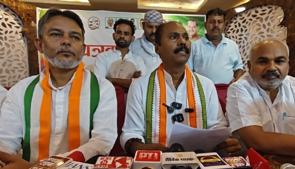 पत्रकारों से बातचीत करते हुए कांग्रेस जिलाध्यक्ष प्रमोद कुमार सिंह