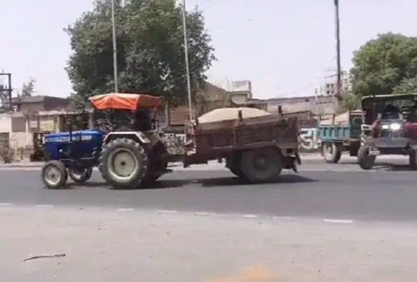 चंबल क्षेत्र में अवध रेत परिवहन करते हुए ट्रैक्टर-ट्राली (फाइल)