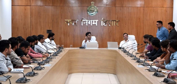बैठक को संबोधित करते निगमायुक्त नीरज।