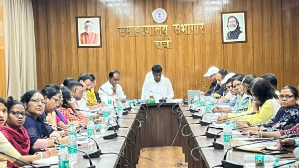 बैठक में उपायुक्त सहित अन्य की तस्वीर