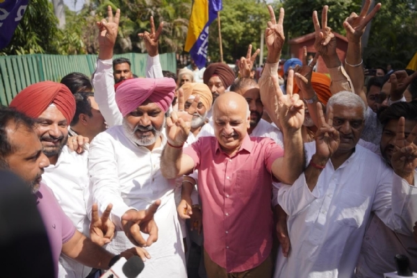 ਜਿੱਤ ਦਾ ਜਸ਼ਨ ਮਨਾਉਂਦੇ ਹੋਏ ਮਨੀਸ਼ ਸੀਸੋਦਿਆ ਤੇ ਵਿੱਤੀ ਮੰਤਰੀ ਹਰਪਾਲ ਚੀਮਾ ਤੇ ਆਪ ਆਗੂ।