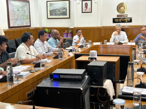 खड़गपुर में सुरक्षा निरीक्षण करते रेलवे अधिकारी खड़गपुर में सुरक्षा निरीक्षण करते रेलवे अधिकारी