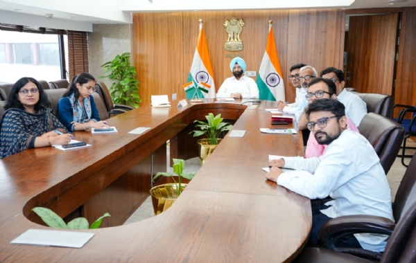 दिल्ली के पर्यावरण मंत्री मनजिंदर सिंह सिरसा शुक्रवार को डस्ट पोर्टल 2.0 की प्रगति की समीक्षा करते