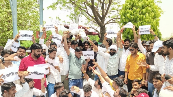 राजस्थान यूनिवर्सिटी में आरएलपी का हंगामा:पुलिस ने बल प्रयोग करते हुए दो दर्जन प्रदर्शनकारियों को  लिया हिरासत में