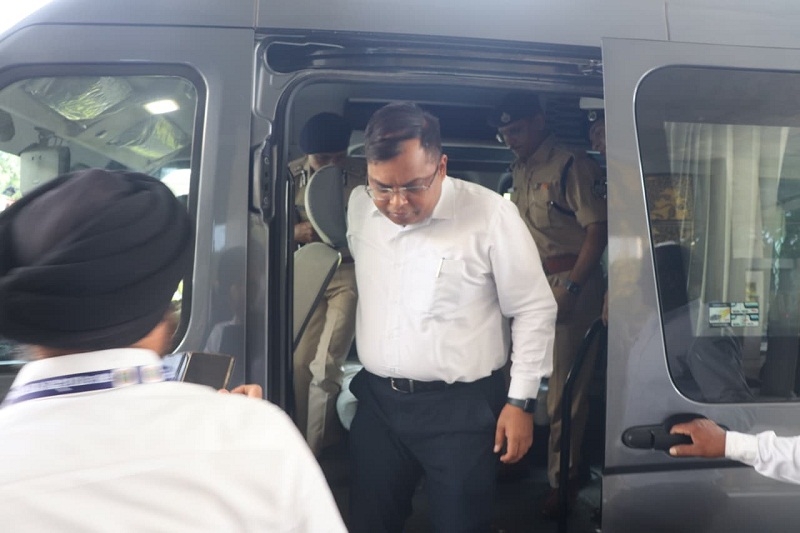 इंदौर में ब्रिक्स कृषि सम्मेलन की तैयारियों के लिए पहुंचे कलेक्टर शिवम वर्मा बस से उतरते हुए इंदौर में ब्रिक्स कृषि सम्मेलन की तैयारियों के लिए पहुंचे कलेक्टर शिवम वर्मा बस से उतरते हुए