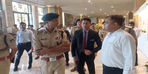 इंदौर में ब्रिक्स कृषि सम्मेलन की तैयारियों का जायजा लेते हुए अधिकारीगण इंदौर में ब्रिक्स कृषि सम्मेलन की तैयारियों का जायजा लेते हुए अधिकारीगण