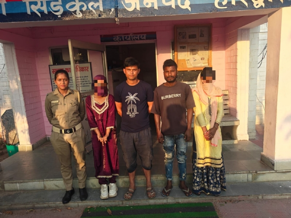 पुलिस नाबालिग बहनों को परिजनों के सुपुर्द करते हुए पुलिस नाबालिग बहनों को परिजनों के सुपुर्द करते हुए