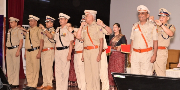 सेवानिवृत्ति पर 221 पुलिसकर्मियों को मिला मानद प्रमोशन की फोटो सेवानिवृत्ति पर 221 पुलिसकर्मियों को मिला मानद प्रमोशन की फोटो