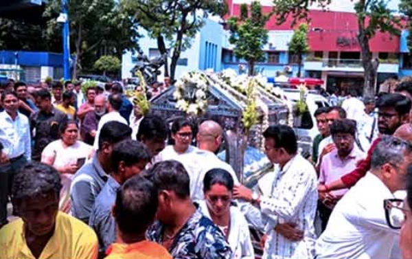 बांग्ला फिल्म जगत के सुप्रसिद्घ निर्देशक अनीक दत्ता की अंतिम यात्रा बांग्ला फिल्म जगत के सुप्रसिद्घ निर्देशक अनीक दत्ता की अंतिम यात्रा