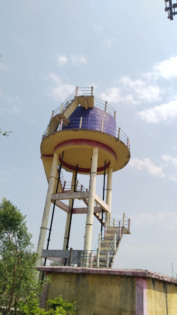 कुरुद ब्लाक के ग्राम मौरी में सात साल पहले बनी पानी टंकी।