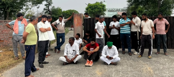 मसूदपुर बिजली घर पर प्रदर्शन करते डाटा और मसूदपुर गांव के ग्रामीण।